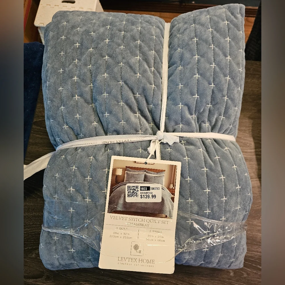 Levtex Chambray Velvet Quilt Set Full/Queen.  New.